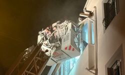 Alevlerin sardığı apartmanda 7 kişilik kurtarma operasyonu