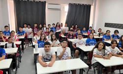 Görenler gözlerine inanamıyor: 27 çift ikiz aynı okulda
