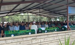 Aile faciasında hayatını kaybedenler yan yana defnedildi!