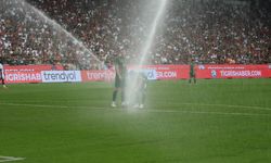 Amedspor Beşiktaş maçı oynanırken, saha sulama sistemi açıldı