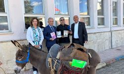 Eşeğiyle kitap taşıyor, köy çocuklarının hayallerine ışık oluyor