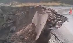 Aşırı yağışta yol böyle çöktü!
