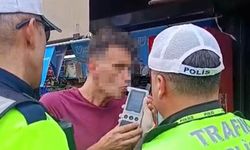 Alkolmetreyi üflemek yerine içine çekti