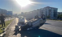Çorum'da otomobil refüje çıkarak takla attı
