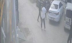 Darbedilen kadını kurtarmak istedi bıçaklandı