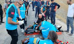 Elazığ’da minibüs uçuruma yuvarlandı