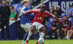 Manchester United iki kez öne geçti, Everton son anda yakaladı
