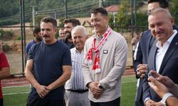 Mesut Özil, gençlere futbol akademisi müjdesi verdi
