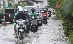 Bangkok'ta sel 700 bin kişiyi etkiledi
