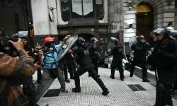 Arjantin’de protestoda göstericiler polisle çatıştı: En az 10 yaralı!