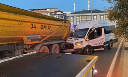 Kamyona çarpan servis minibüsünde 9 kişi yaralandı
