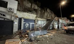 Otomobil kayalıklardan iş yerinin üzerine düştü!