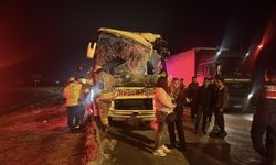 Tur otobüsüyle tır çarpıştı: Çok sayıda yaralı var!