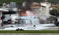 Yakıt boşaltan tanker akaryakıt istasyonunda patladı