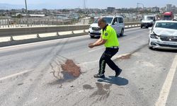 Trafik polisi yağ dökülen yola avuçlarıyla kum taşıdı!