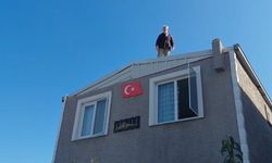 Çatıya çıkıp yıkıma direndi!
