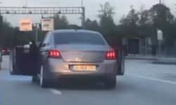 Arabayı iki kapısı açık halde sürdü!