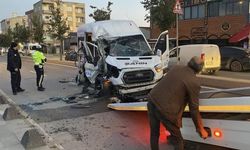Servis minibüsü hafriyat kamyonuna çarptı: 9 kişi yaralandı