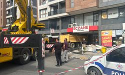 Pendik'te hafriyat kamyonu eczaneye daldı: 6 yaralı