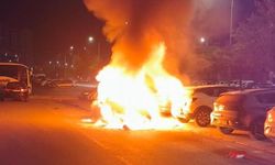 Kaza yapan otomobil alev aldı!