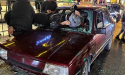 Düzce'de motosiklet sürücüsü otomobilin camından içeri girdi