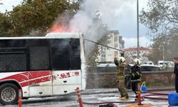 Çanakkale’de özel halk otobüsü alev alev yandı