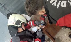 Diyarbakır’da çocuğun parmağına sıkışan metal itfaiye erleri tarafından çıkartıldı
