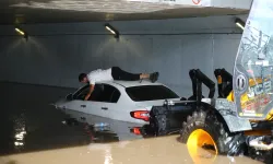 Adana'da araçlar sular altında kaldı