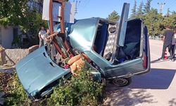 Amasya’da direğe çarpan otomobil ikiye ayrıldı