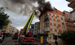 Antalya'da 5 katlı apartmanın çatısında yangın paniği