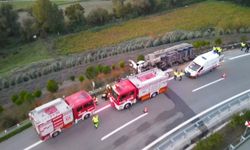 Bursa-Balıkesir otoyolunda tır devrildi: 2 yaralı