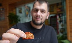 Tatlıya bile pul biber atıp yiyor