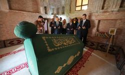 Kılıçdaroğlu'ndan Melayê Cizîrî'nin türbesine ziyaret