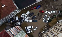 Sel felaketinde araçların üst üste bindiği anlar ortaya çıktı!