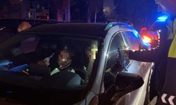 Kırmızı ışıkta bekleyen sürücü ve yolcu uyuyakaldı