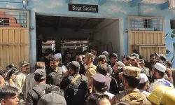 Pakistan'da okulun çatısı çöktü: 29 kişi öldü