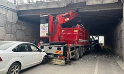 Vinç köprüye, otomobil de vince çarptı