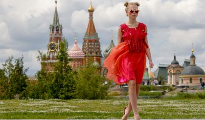 Moskova Moda Haftası'ndan renkli kareler
