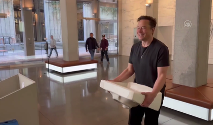 Elon Musk elinde lavaboyla Twitter genel merkezine girdi
