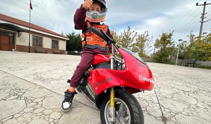 Yaşıtları oyuncakla oynarken, o motosiklet sürüyor!