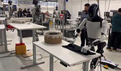 Elon Musk paylaştı: İnsansı robot tişört katlıyor!