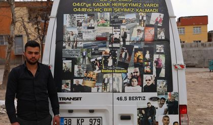 Deprem şehitlerinin fotoğrafını minibüsün arkasına astı