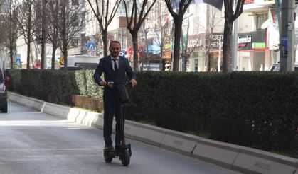 Scooter'ıyla sokak sokak gezerek oy istiyor
