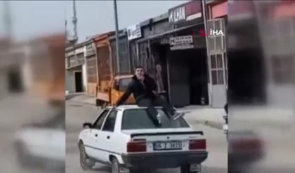 Otomobilin tavanındaki yolculuk kötü bitti!