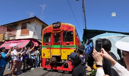 Tayland'daki tren marketi, turistlerin ilgi odağı haline geldi!