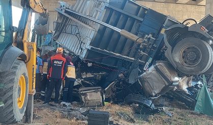 Şanlıurfa'da TIR viyadükten böyle düştü: 2 kişi öldü