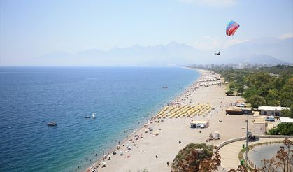 Antalya sahillerinde bayram tatili yoğunluğu sürüyor