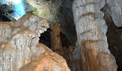 Adıyaman'da sarkıt ve dikitlerin yer aldığı mağara bulundu