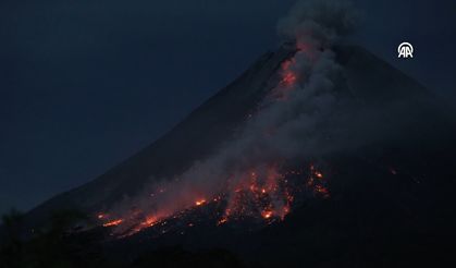 Merapi Yanardağı lav ve kül püskürtmeye devam ediyor!