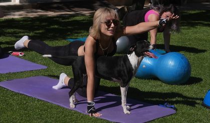 Sporsever kadınlar "patili dostlarıyla" pilates yaptı